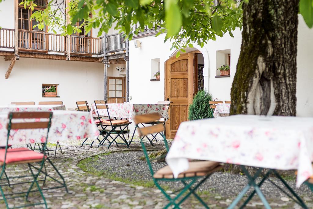 Alte Post Hotel Feistritz an der Gail Bagian luar foto